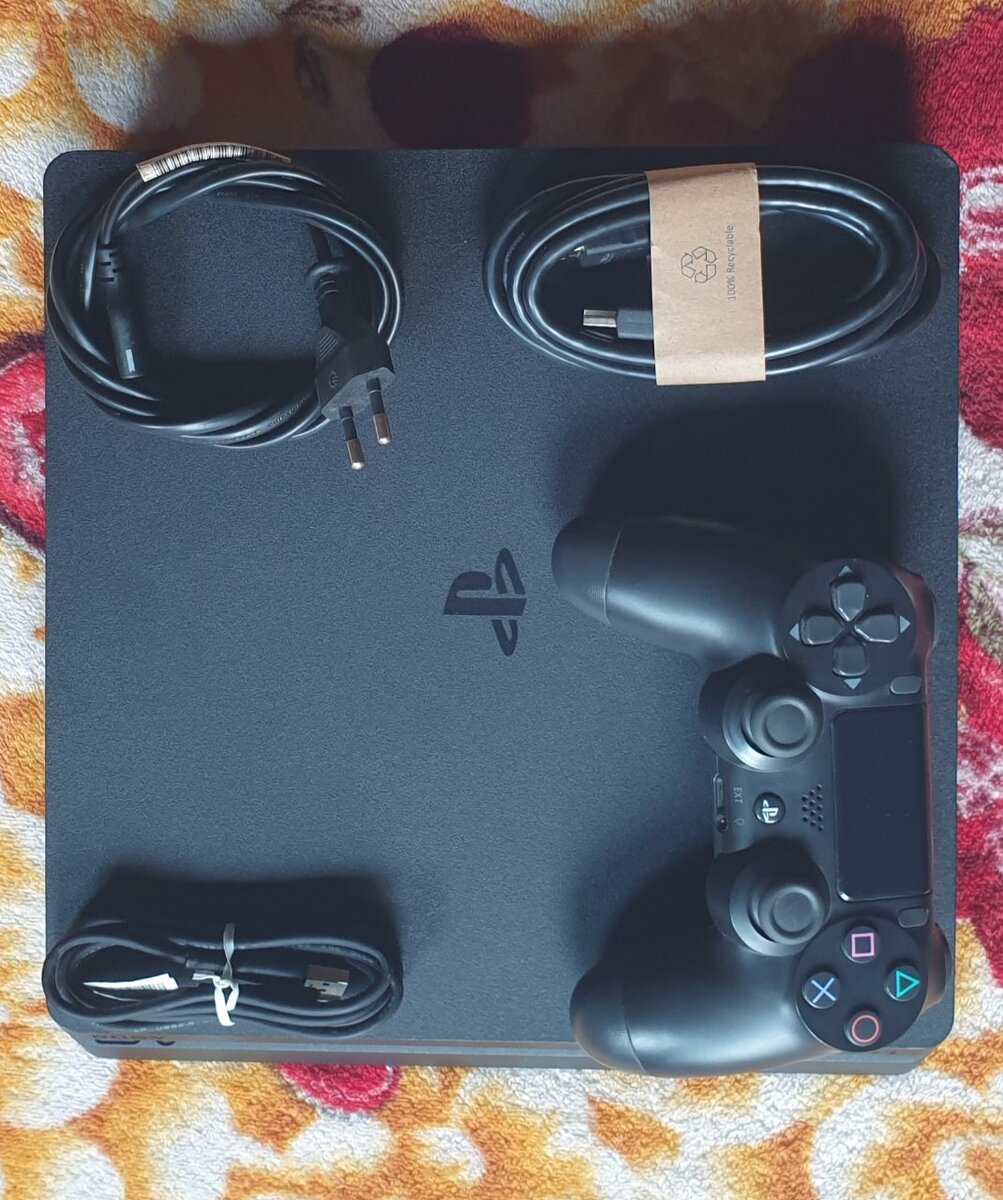 Console PS4 Slim avec deux CD