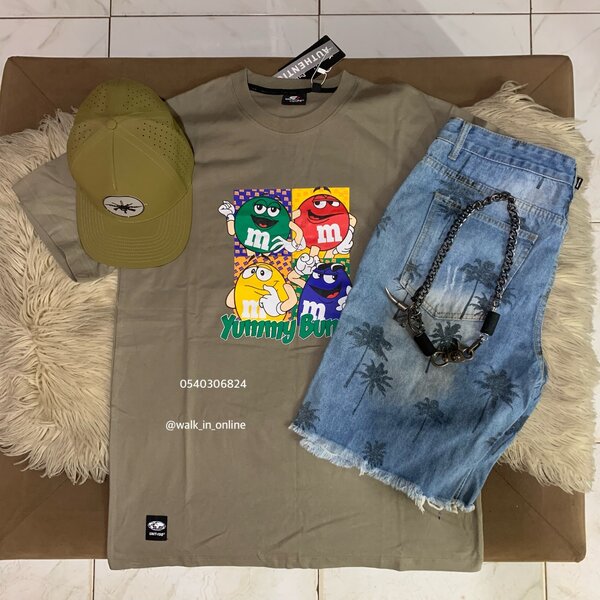 Short jeans, T-shirt, cap and a chain