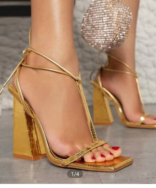 Sandales dorées à talons haute