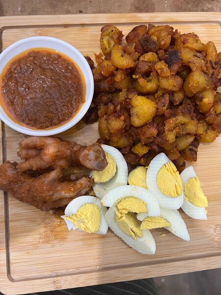 Alloco pattes de poulet oeuf