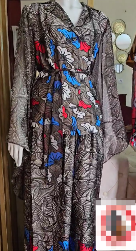 costume gris avec des accents