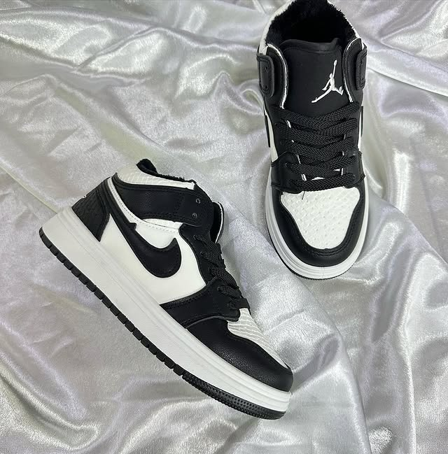 Кроссовки бело-черные