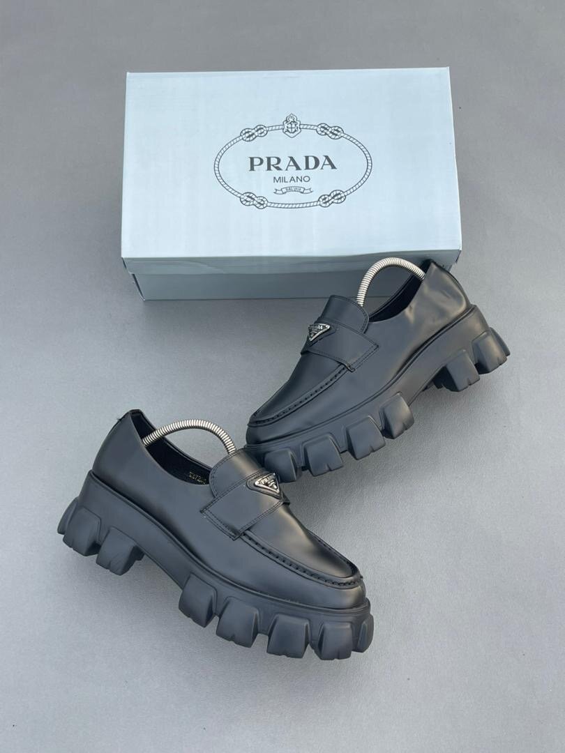 Mocassins Prada en cuir noir