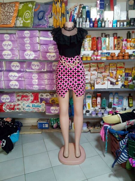 Robe moulante à pois noire et rose