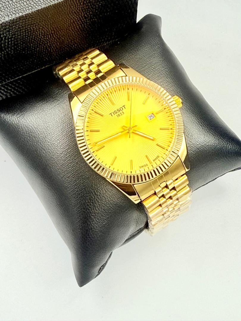 Montre Tissot dorée élégante