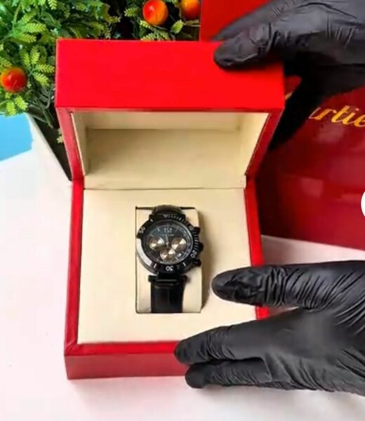 Montre élégante (CARTIER)