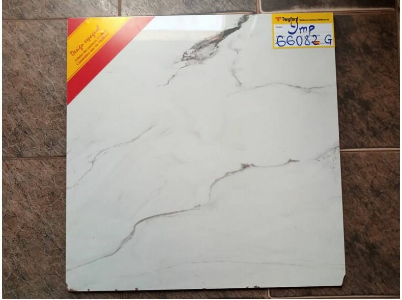 Carrelage en céramique marbré