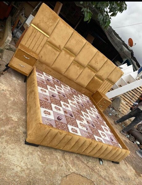 Lit double rembourré élégant