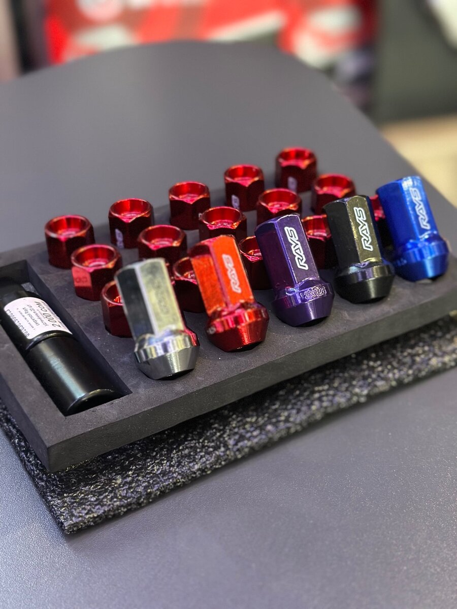 Стальные гайки от фирмы RAYS