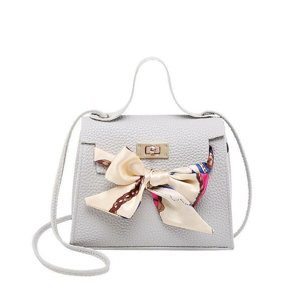 Sac à main gris avec foulard