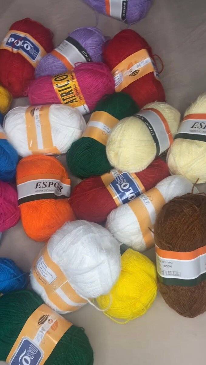 Fils à tricoter colorés