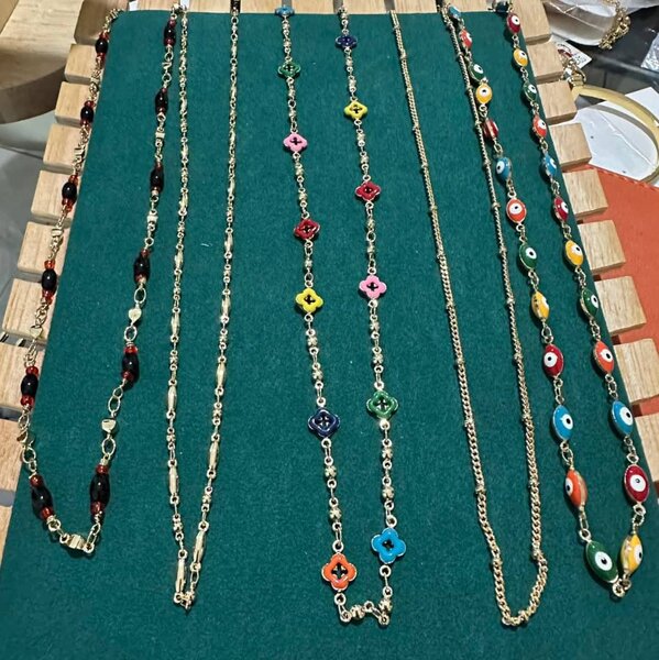 Brassard et bijoux colorés