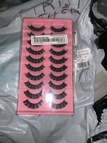 Faux cils volumineux