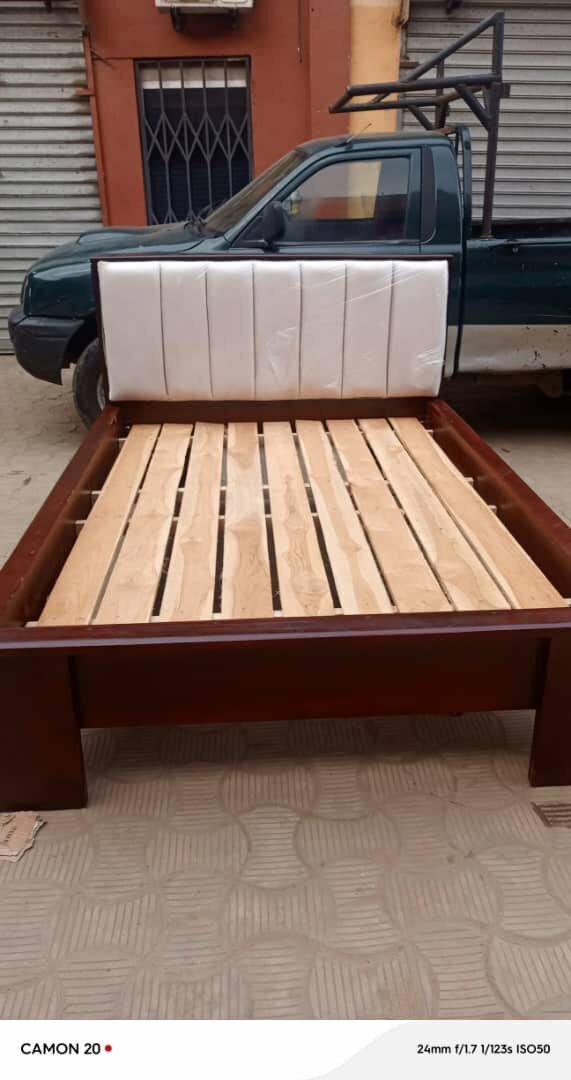 Lit simple en bois moderne