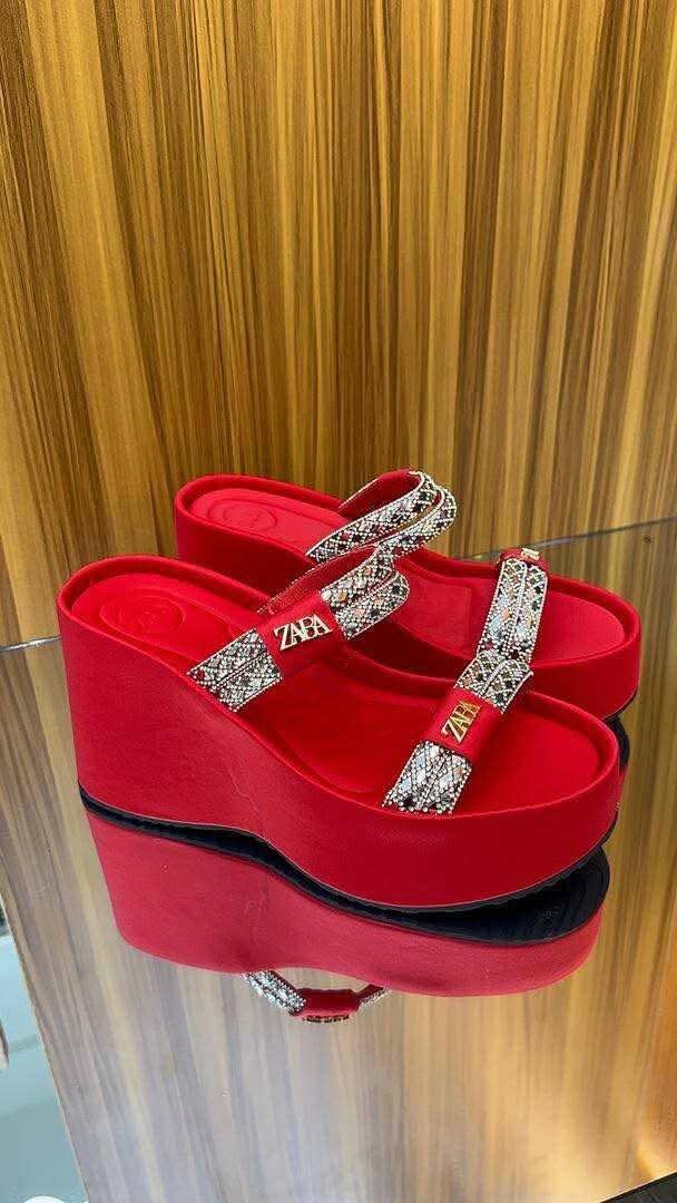 Tongs compensées glamour