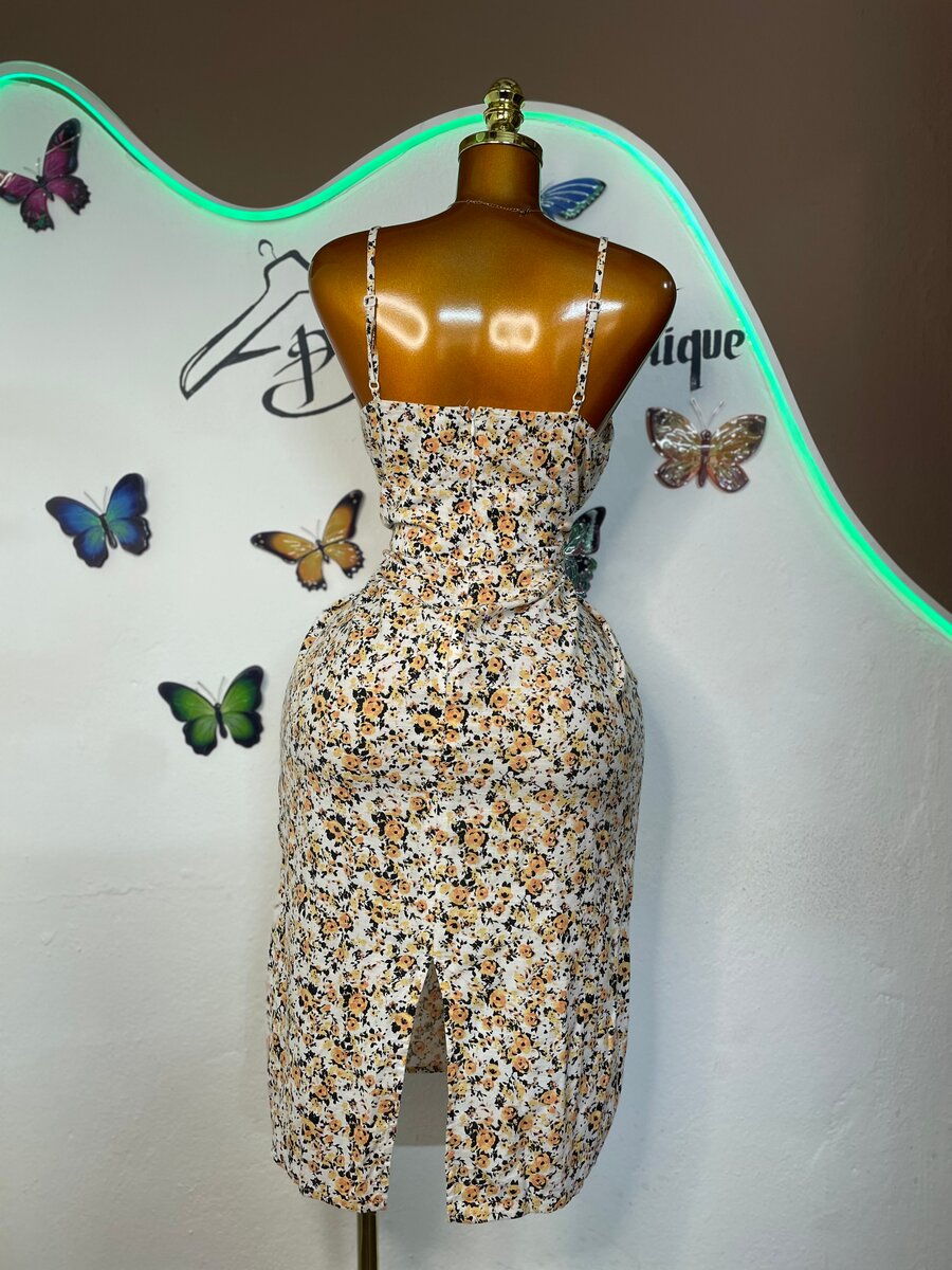 Robe fleurie élégante d'été