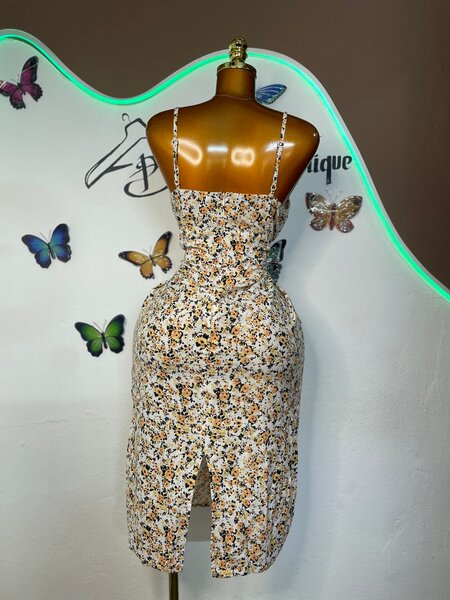 Robe fleurie élégante d'été