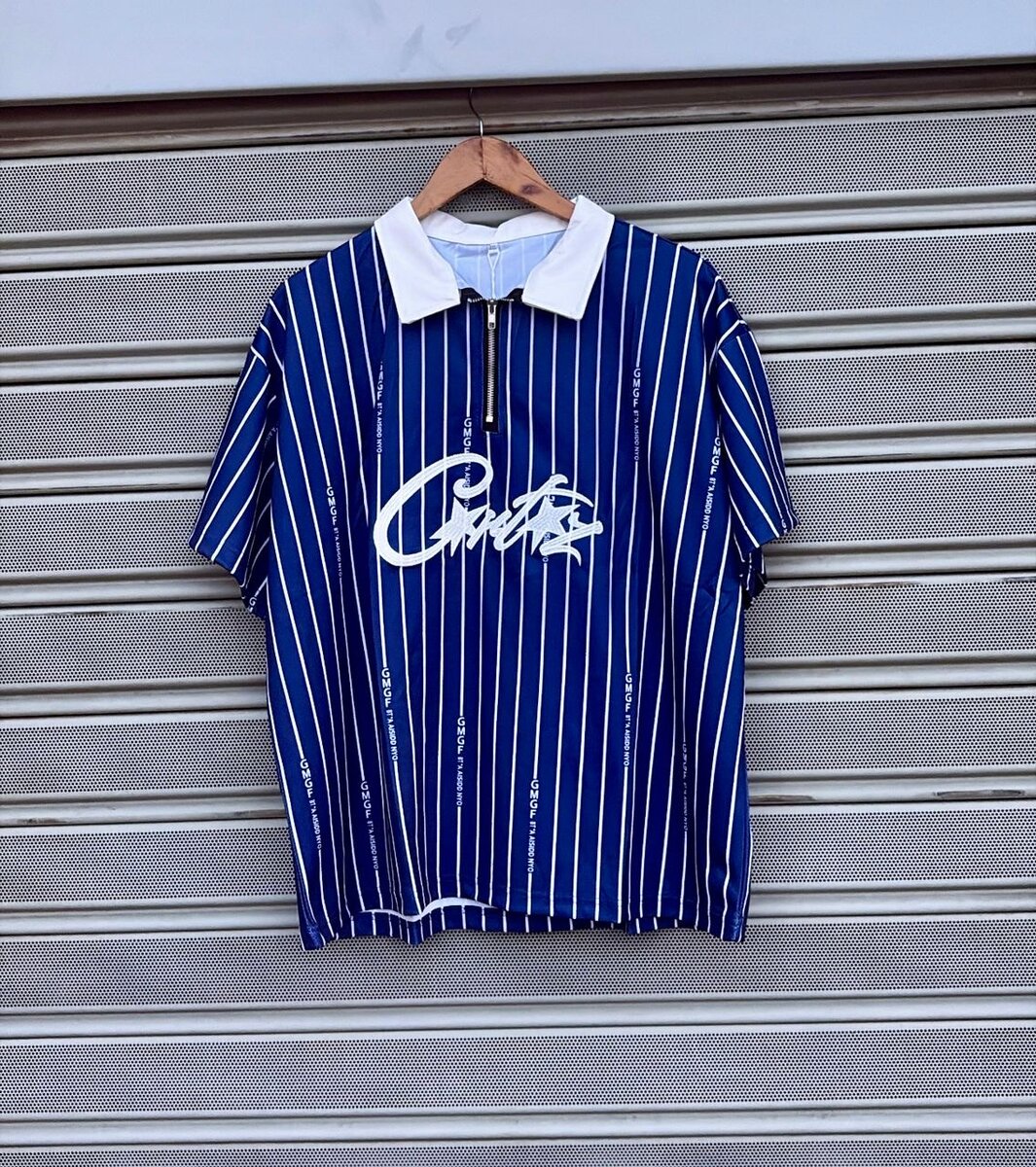 Polo à rayures bleues unique