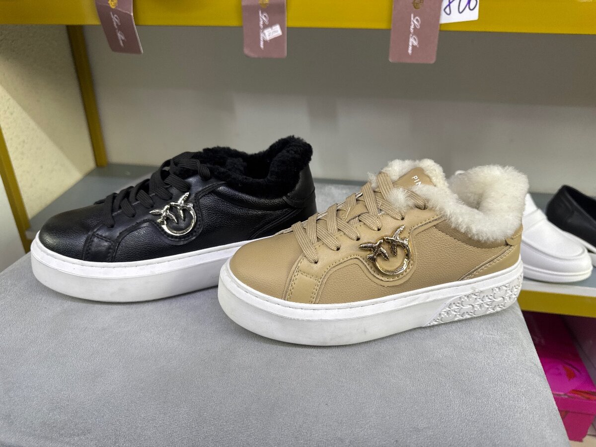 Женские кроссовки