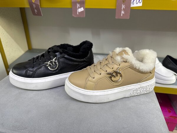 Женские кроссовки