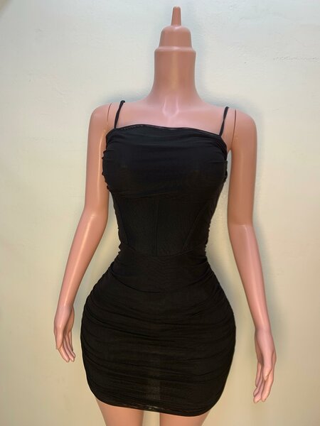Robe moulante noire élégante