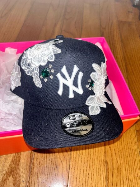 Casquette en strass tendance