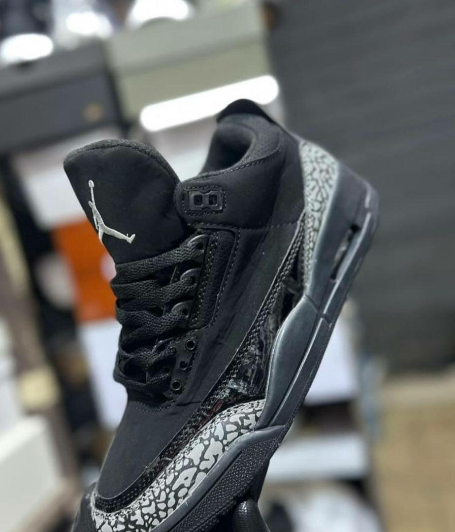 Chaussures Air Jordan 3 noir et blanc