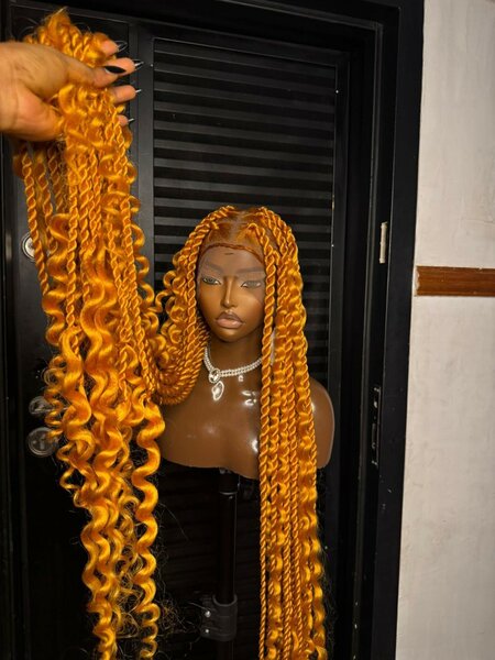 Perruque longue bouclée orange