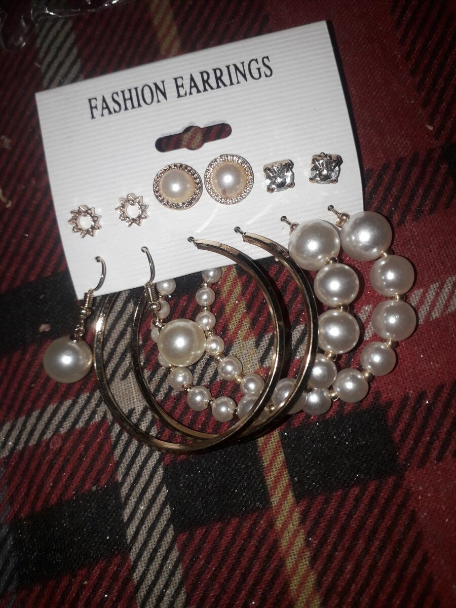 6 pairs of earrings