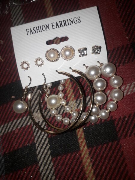 6 pairs of earrings