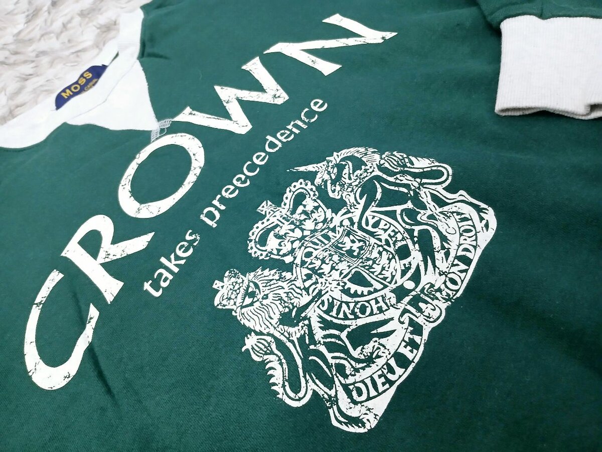 Sweatshirt Green Crown Design