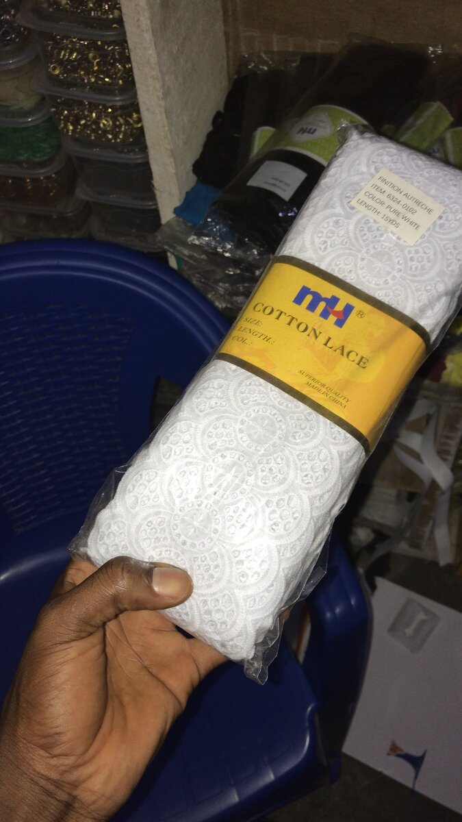 Tissu en dentelle de coton blanc