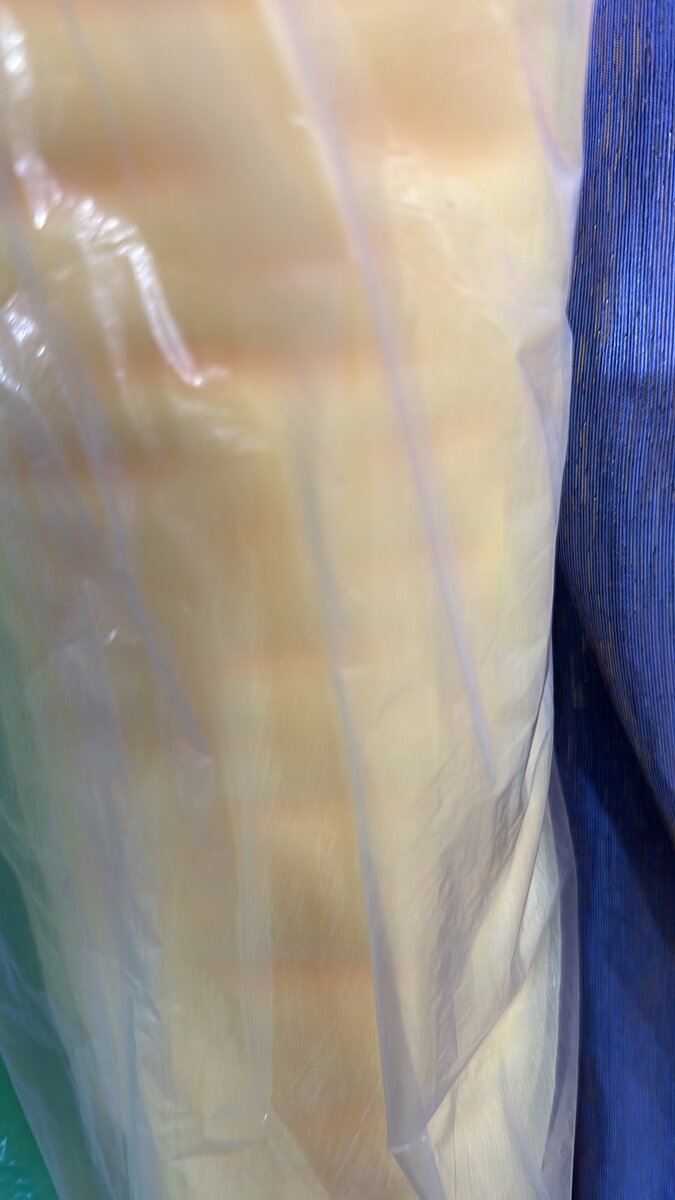 Rouleaux de tissu colorés