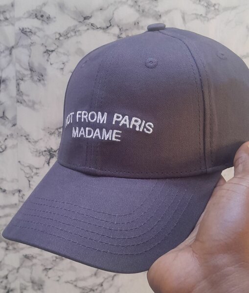 Casquette élégante brodée