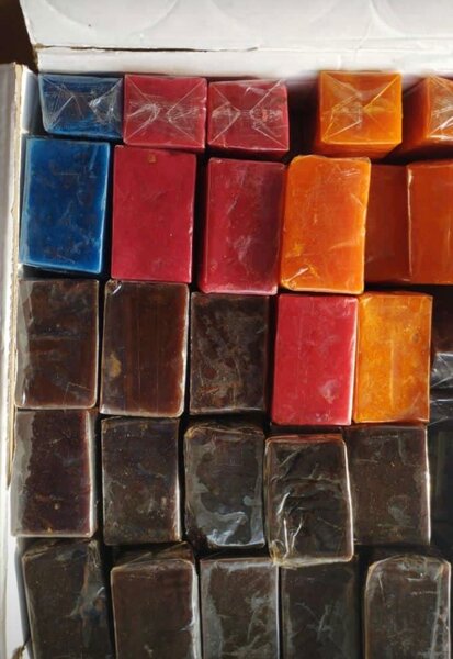 Savons artisanaux colorés