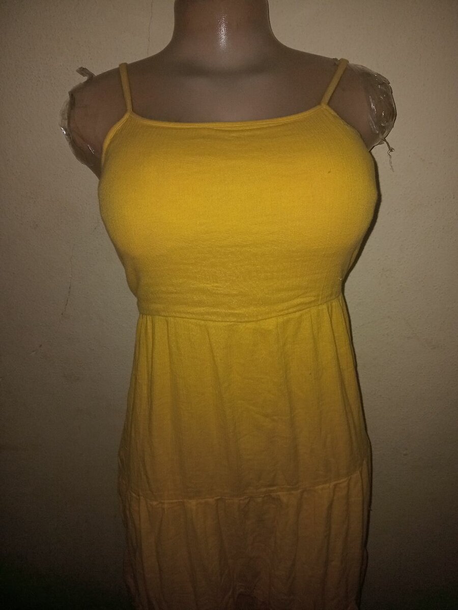 Robe jaune d'été élégante