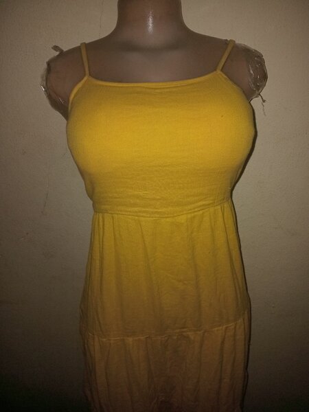 Robe jaune d'été élégante