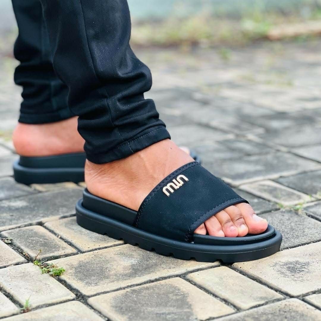 Claquettes noires confortables