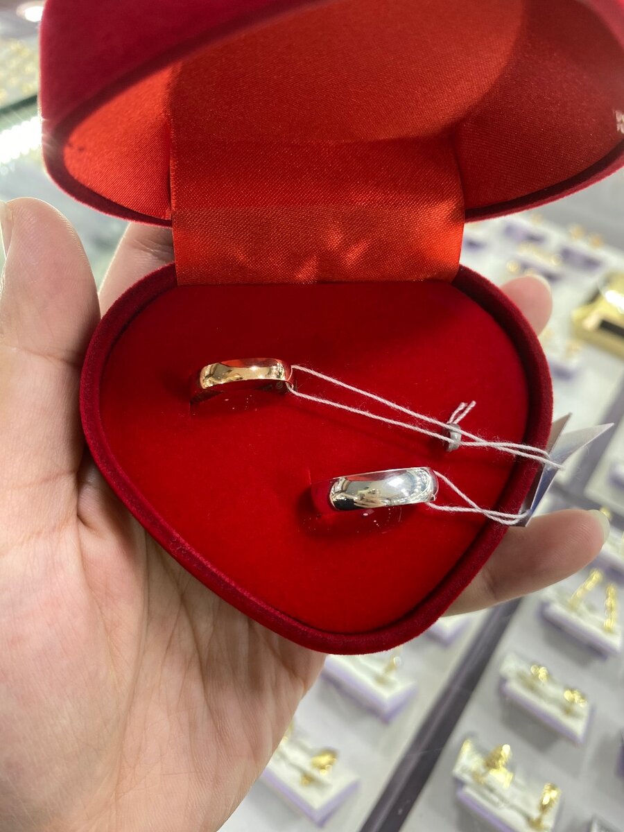 Пара обручальных колец из золота и серебра