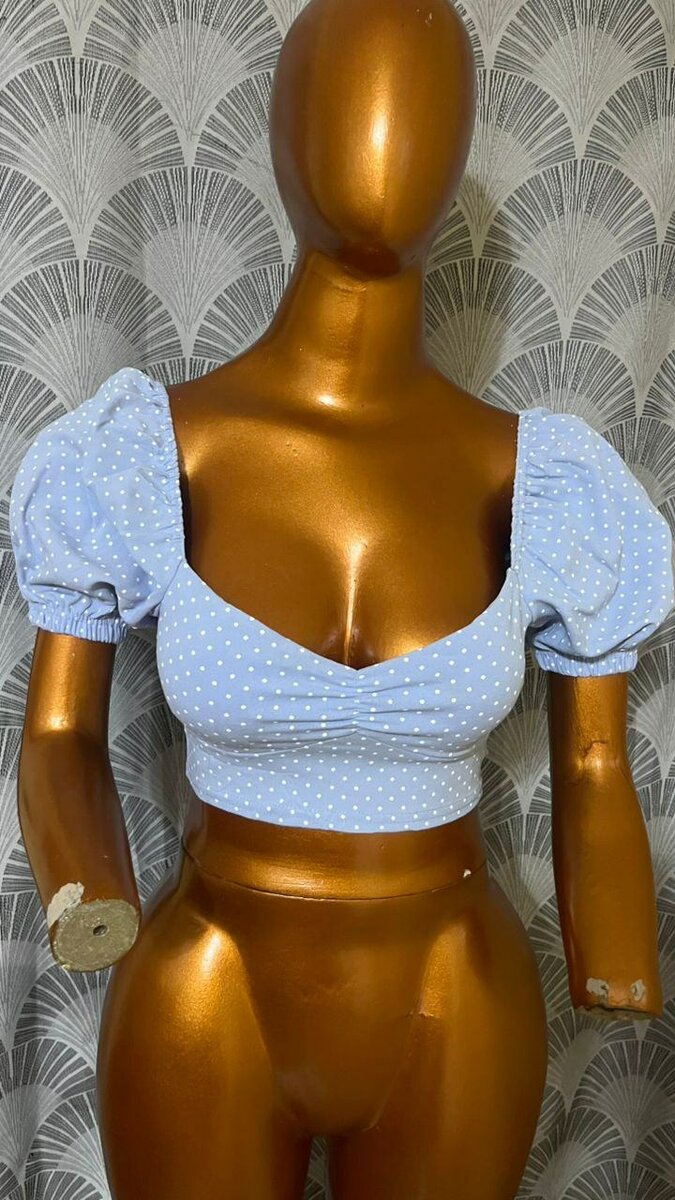 Top bleu court à pois