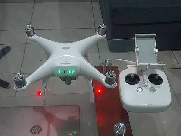 Drone DJI Phantom avec télécommande