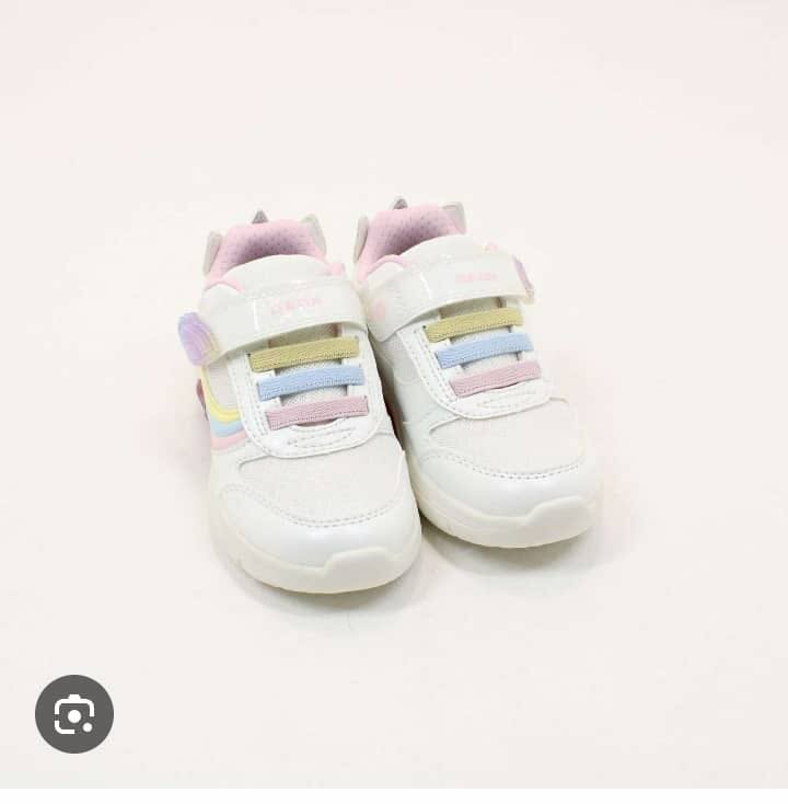 Baskets bébé colorées