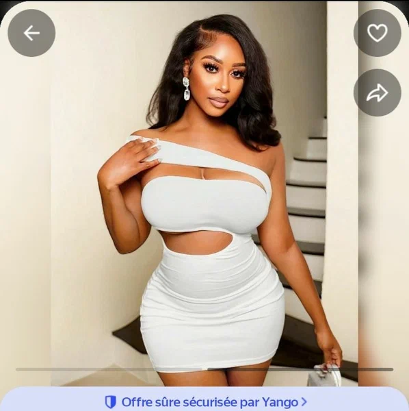 Robe moulante à découpe séduisante