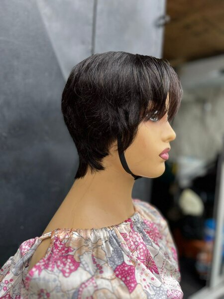 Perruque courte naturelle chic