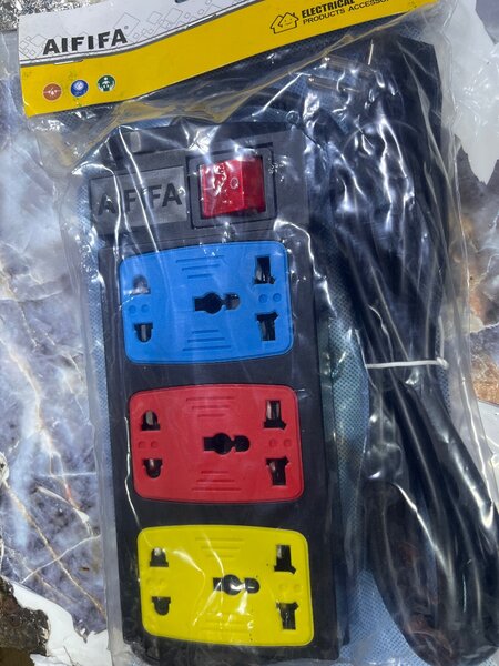 Multiprise électrique colorée