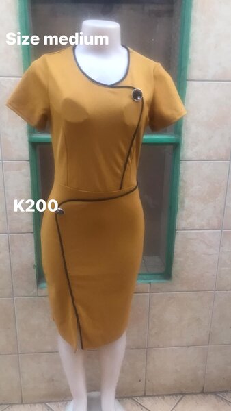 Women's dress with short sleeves, medium size