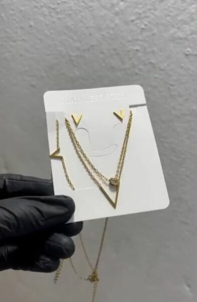 Collier et boucles d'oreilles dorés