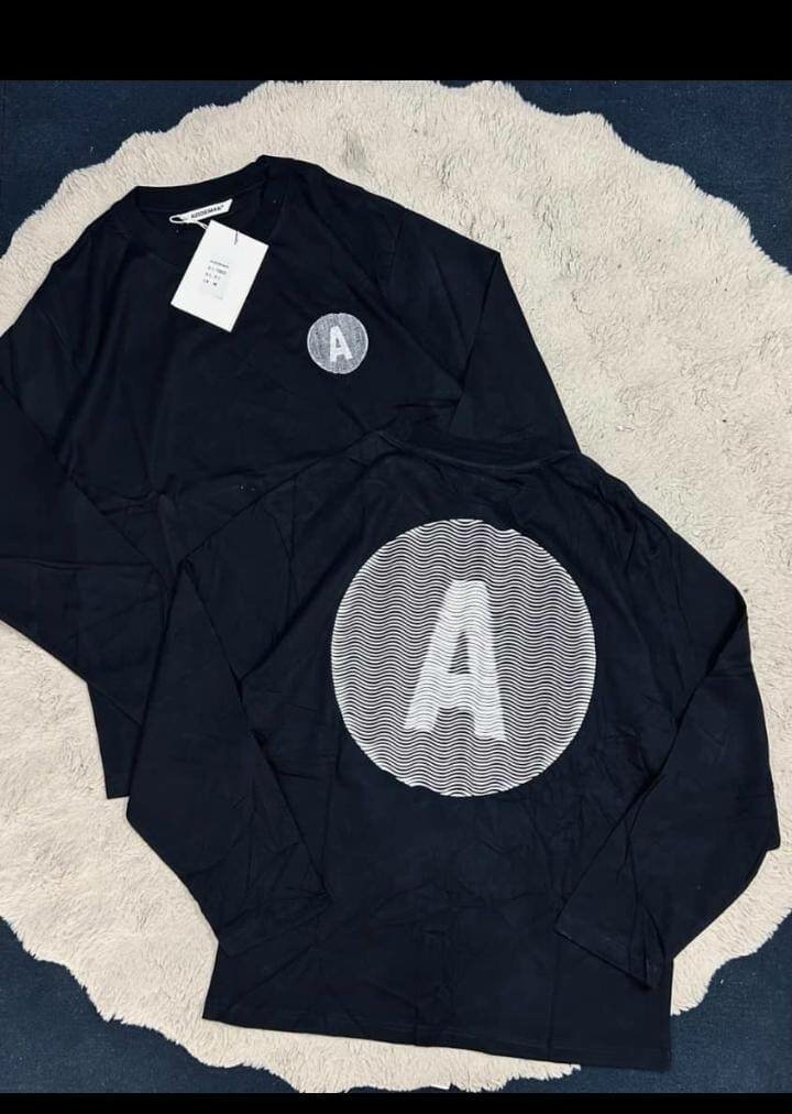 T-shirt noire imprimée A