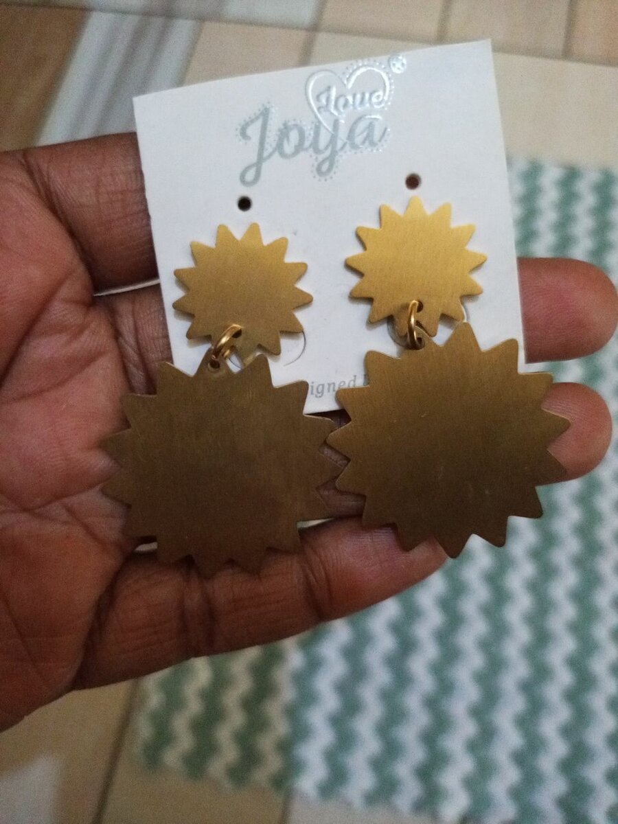 Earing 35 cedis, chain belt 50