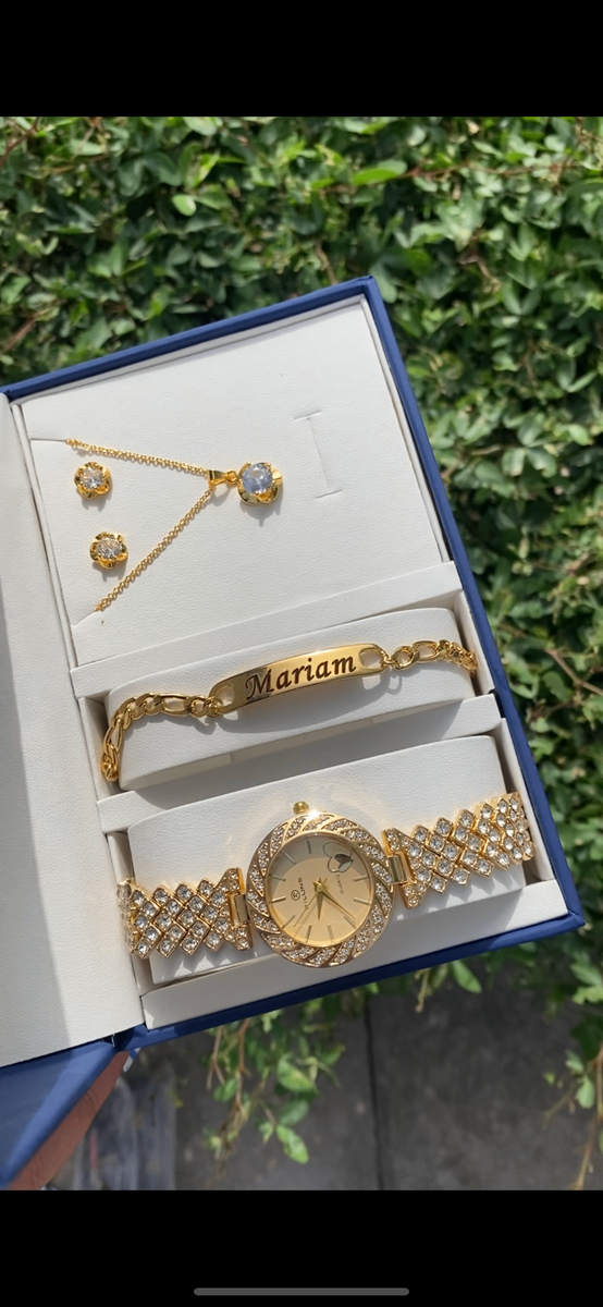 Jewelry box with customized bracelet